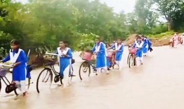 बारिश के दिनों में जान जोखिम में डालकर स्कूली बच्चे जा रहे पढ़ाई करने