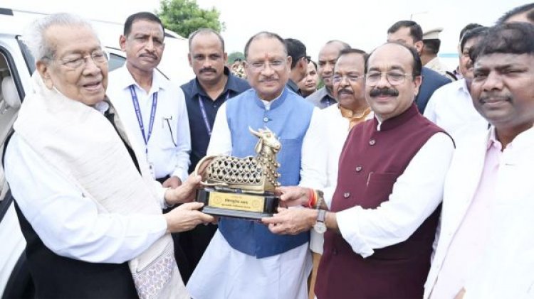 CM विष्णुदेव साय ने स्टेट हैंगर माना में विश्व भूषण हरिचंदन को किया विदा