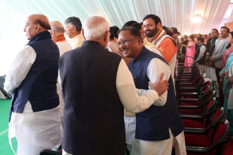 एक बार फिर दिखा मंच पर खास आत्मीयता : आत्मीय अंदाज में पीएम मोदी ने थामा सीएम साय का हाथ,पूछा काफी देर तक हाल चाल