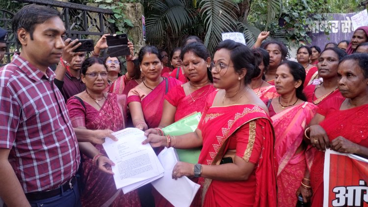 विभिन्न लंबित मांगों को पूरा कराने के लिये हुए अनोखे हड़ताल के कारण समस्त आंगनबाड़ी केन्द्रो मे लटका रहा ताला : जीने लायक वेतन की मांग और पदाधिकारियो पर हो रही बर्खास्तगी की कार्यवाही को वापसे लेने जैसे प्रमुख मांगें के समर्थन पर कार्यकर्ताओं और सहायिकाओं ने जमकर किया हल्ला बोल