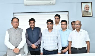 संवाद कार्यालय में विभागीय अधिकारी के साथ अभद्रता और कार्यालय में तोड़फोड़ करने वालों पर कड़ी कार्रवाई की मांग,मुख्यमंत्री साय ने दोषियों पर कड़ी कार्रवाई का दिया आश्वासन