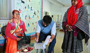 कलेक्टर ने अपना गणना पत्र बीएलओ से कराया सत्यापन " कलेक्टर ने मतदाताओं से की अपील मतदाता सूची में अपने नाम का सत्यापन अनिवार्य रूप से कराए...