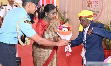 राष्ट्रपति मुर्मु ने जनजातीय समाज प्रमुखों व स्वतंत्रता संग्राम सेनानियों से की मुलाकात