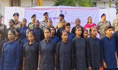 खात्मे की ओर नक्सलवाद, बस्तर IG सुंदरराज पी. के समक्ष 28 नक्सलियों ने हथियारों के साथ किया समर्पण