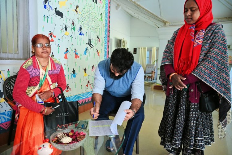 कलेक्टर ने अपना गणना पत्र बीएलओ से कराया सत्यापन " कलेक्टर ने मतदाताओं से की अपील मतदाता सूची में अपने नाम का सत्यापन अनिवार्य रूप से कराए...