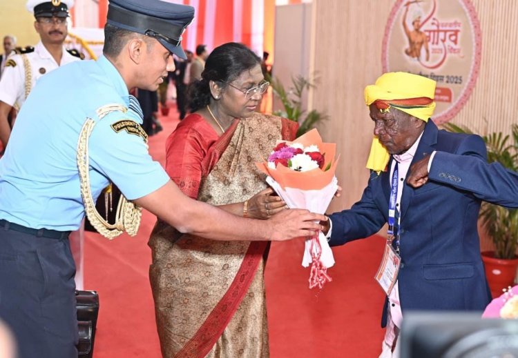 राष्ट्रपति मुर्मु ने जनजातीय समाज प्रमुखों व स्वतंत्रता संग्राम सेनानियों से की मुलाकात