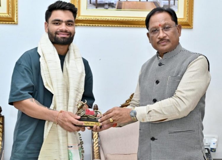 CG : भारतीय क्रिकेट टीम के बल्लेबाज़ रिंकू सिंह ने मुख्यमंत्री से की सौजन्य मुलाकात