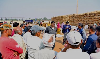 मंत्री गजेन्द्र यादव ने बिरेझर उपार्जन केन्द्र में किसानों से ली धान खरीदी की जानकारी….