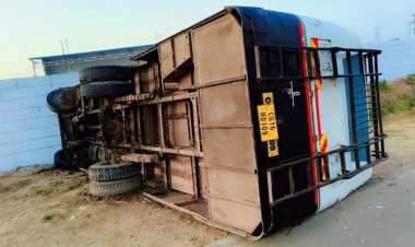 Accident : चौथिया जा रही तेज रफ्तार बस पलटी, 40 यात्री थे सवार, मची चीख-पुकार