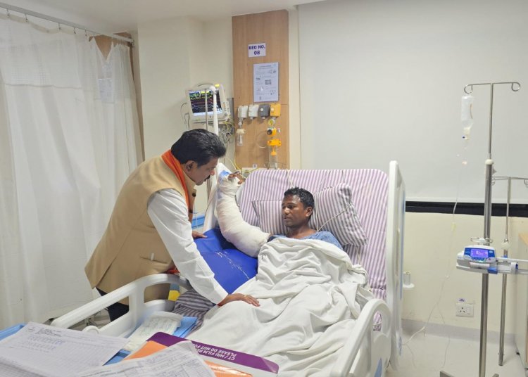 उपमुख्यमंत्री विजय शर्मा ने आईईडी ब्लास्ट में घायल पुलिस जवानों से अस्पताल में की मुलाकात…