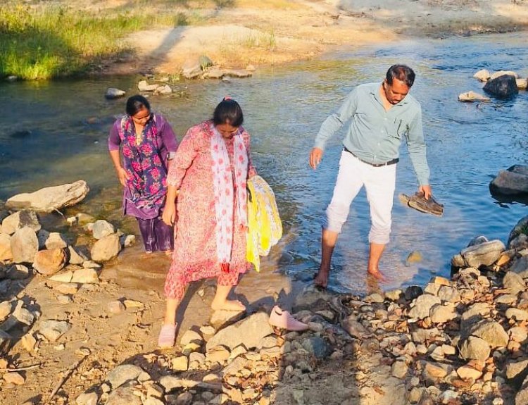 सुकमा के दूरस्थ गांव दामापारा में नदी-नाला पार कर पैदल पहुंची स्वास्थ्य विभाग ने लगाया शिविर