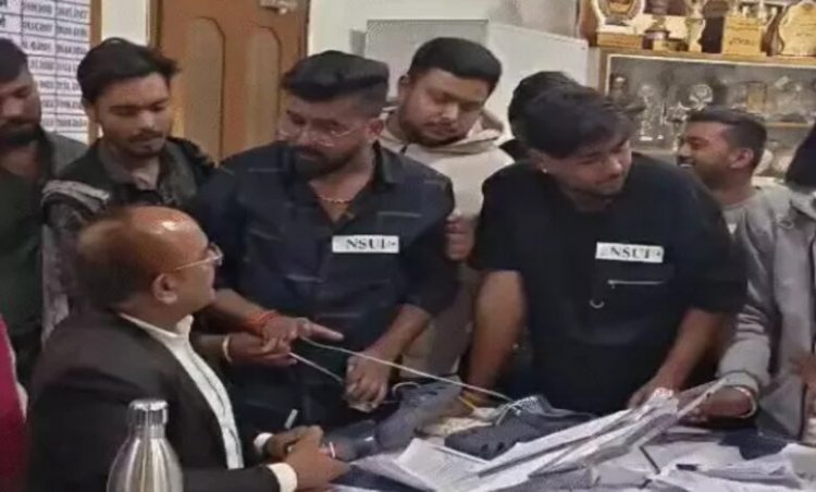 NSUI नेता ने प्राचार्य को जूते की माला पहनाने की कोशिश, पुलिस तलाश में