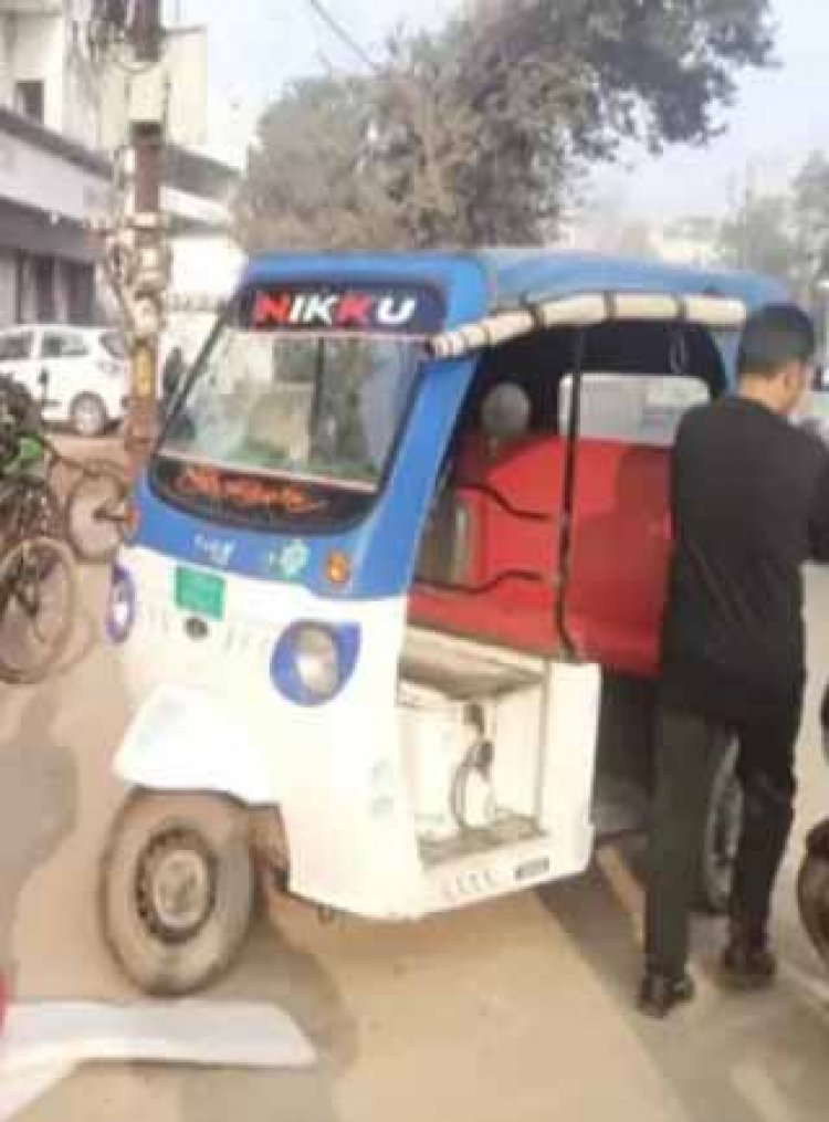 अनियंत्रित होकर सड़क किनारे पलटी ऑटो, 1 की मौत, 5 घायल