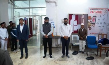 कलेक्टर ने राष्ट्रपिता महात्मा गांधी की पुण्यतिथि पर उनके छायाचित्र पर पुष्पांजलि अर्पित कर किया नमन