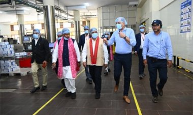 उपमुख्यमंत्री विजय शर्मा एवं वन मंत्री केदार कश्यप ने पशुपालकों एवं बिहान दीदियों के साथ किया आधुनिक डेयरियों का भ्रमण