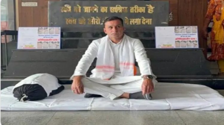 कांग्रेस पार्षद का अनिश्चितकालीन धरना, सड़क निर्माण की मंजूरी नहीं मिलने पर विरोध