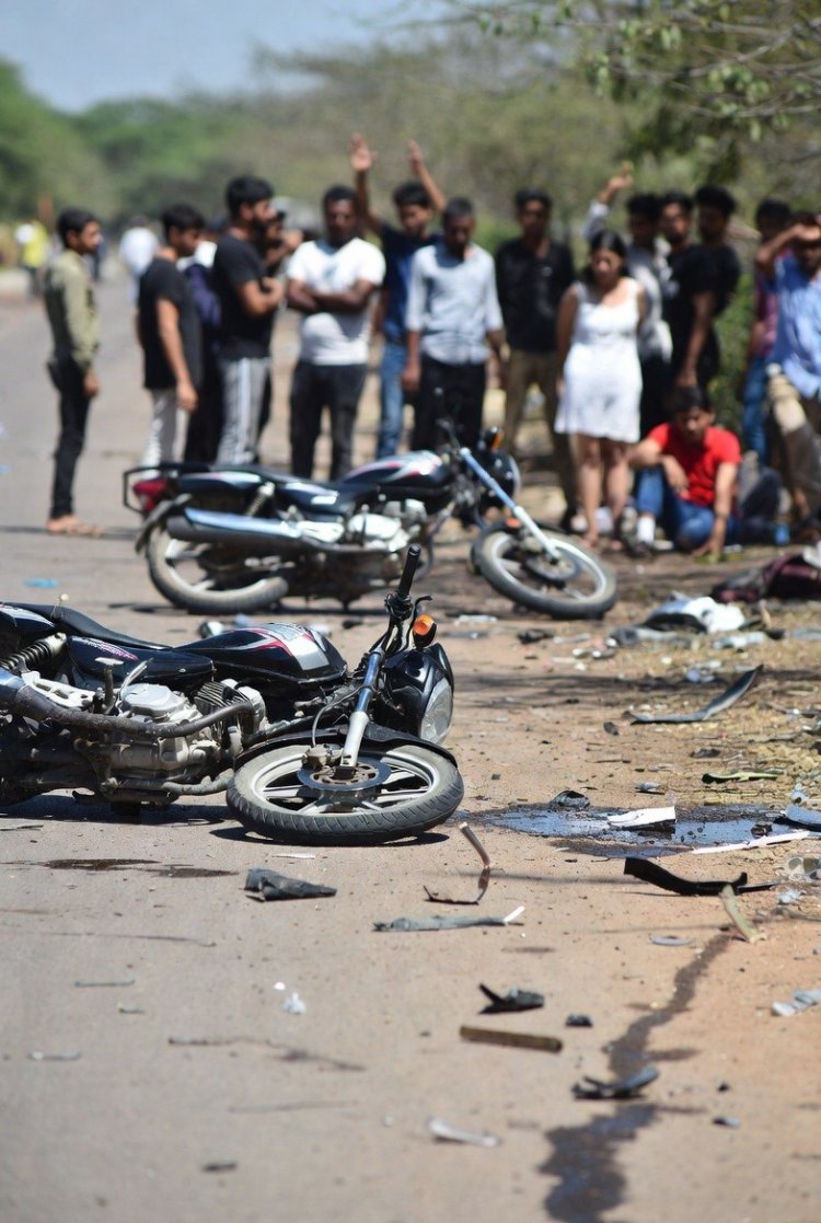 Breaking : रफ्तार का कहर: दो बाइकों की भीषण भिड़ंत में पति-पत्नी समेत 3 की मौत, एक गंभीर