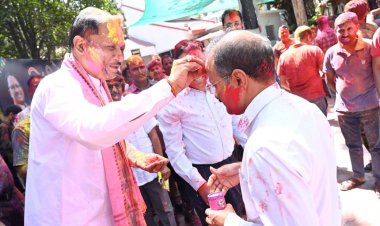 मुख्यमंत्री निवास में होली के रंगों की बौछार: मुख्यमंत्री विष्णु देव साय ने अधिकारियों-कर्मचारियों संग खेली होली….