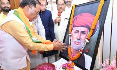 मुख्यमंत्री साय ने ज्योतिबा फुले को पुष्पांजलि अर्पित की