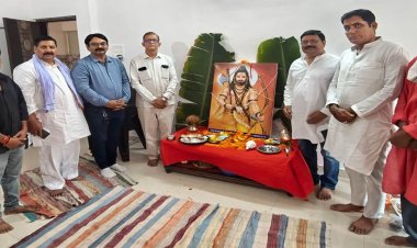 भगवान परशुराम जन्मोत्सव पर पूजा-अर्चना पश्चात सेव-बूदी का वितरण