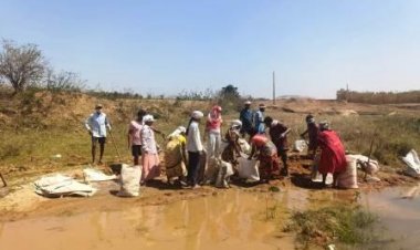 जनप्रतिनिधियों और ग्रामीणों ने श्रमदान और जनसहयोग से नाला में बोरी बंधान का कार्य किया