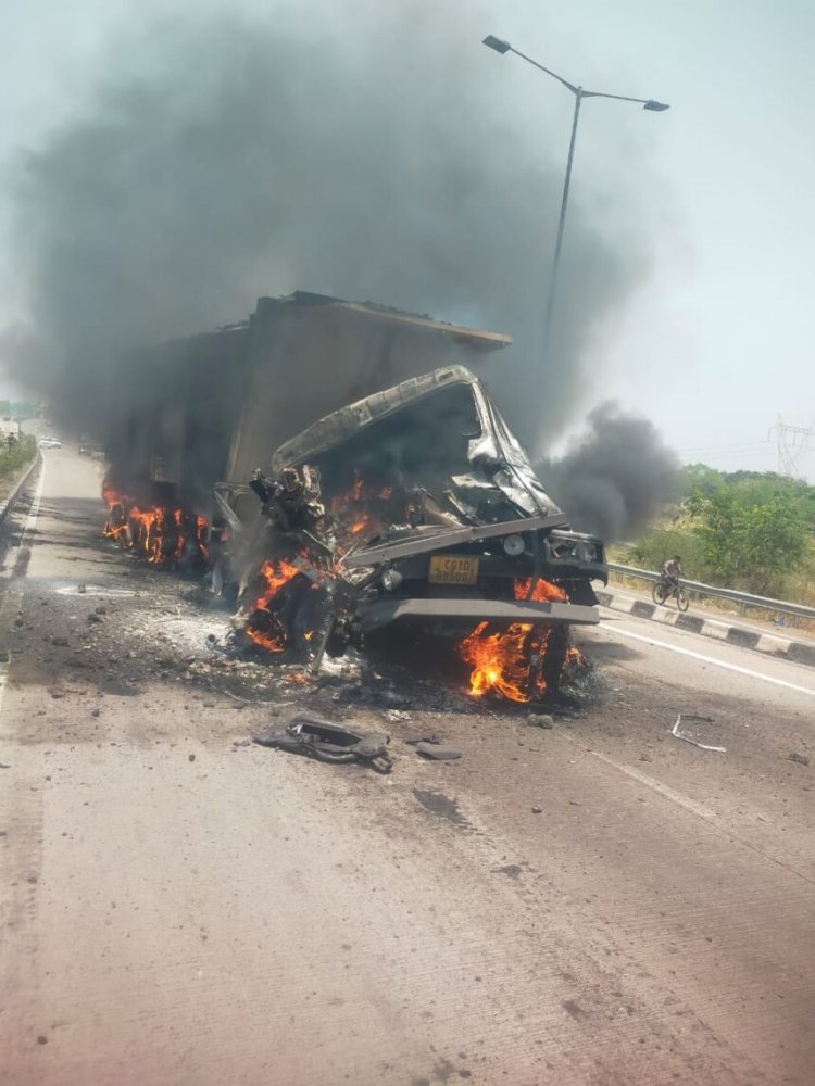 दो ट्रकों की भीषण भिड़ंत, आग की चपेट में आने से चालक की दर्दनाक मौत