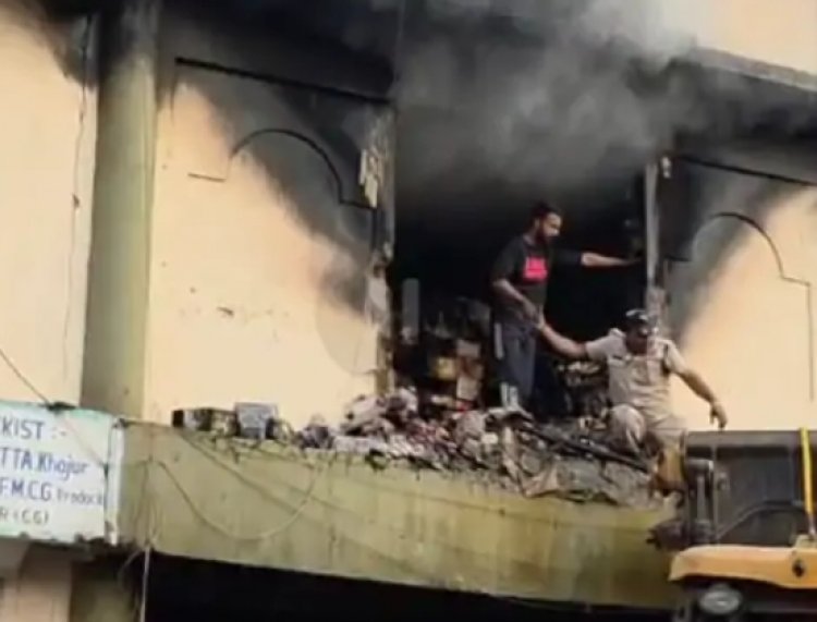 बिलासपुर के व्यापार विहार स्थित एक माचिस गोदाम में आज सुबह शॉर्ट सर्किट के कारण आग लग गई