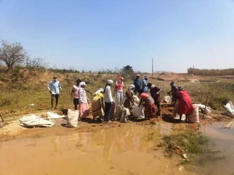 जनप्रतिनिधियों और ग्रामीणों ने श्रमदान और जनसहयोग से नाला में बोरी बंधान का कार्य किया