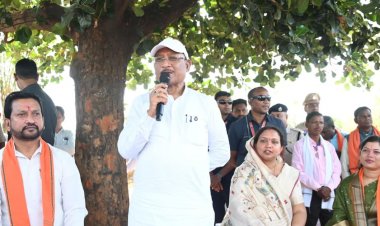 कटहल–गुलमोहर की छांव में सजी चौपाल, मुख्यमंत्री ने सरोधी में सुनी जनता की आवाज