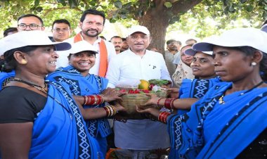 सरोधी में महिला स्व सहायता समूह ने मुख्यमंत्री को भेंट की स्थानीय उत्पादों की टोकरी