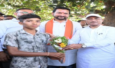सुशासन तिहार : मुख्यमंत्री साय ने मेधावी छात्र गिरवर को किया सम्मानित