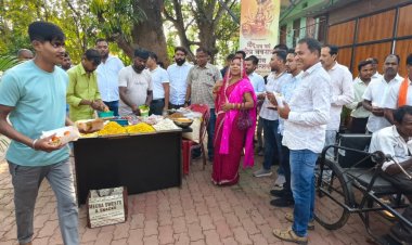 बीजेपी की ऐतिहासिक जीत पर मुख्यमंत्री निवास बगिया में भव्य जश्न, मुख्यमंत्री की धर्मपत्नी श्रीमती कौशल्या साय ने कार्यकर्ताओं को झालमुरी बांटकर खुशी जाहिर कर दी बधाई....