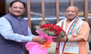 UP के मुख्यमंत्री योगी आदित्यनाथ पहुंचे बस्तर: CM साय ने किया स्वागत,मध्य क्षेत्रीय परिषद की 26वीं बैठक में होंगे शामिल 
