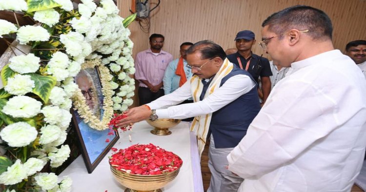 मुख्यमंत्री विष्णुदेव साय ने स्वर्गीय दिनेश सेन को दी श्रद्धांजलि : शोक संतप्त परिवार से की मुलाकात