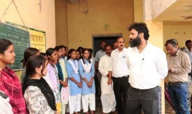 कलेक्टर ने शासकीय उच्चतर माध्यमिक विद्यालय रौनी का किया निरीक्षण