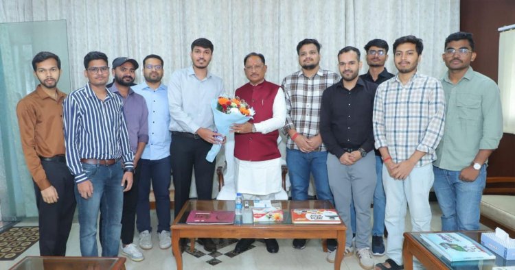 मुख्यमंत्री विष्णुदेव साय ने यूपीएससी प्रारंभिक परीक्षा में सफल ट्राइबल यूथ हॉस्टल के विद्यार्थियों से की मुलाकात