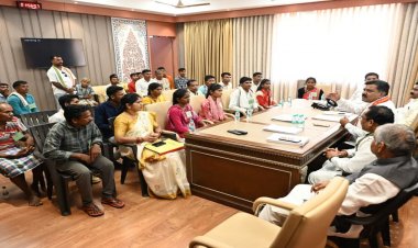 उप मुख्यमंत्री शर्मा ने नक्सल प्रकरणों की वापसी को लेकर बस्तर के युवाओं से की मुलाकात