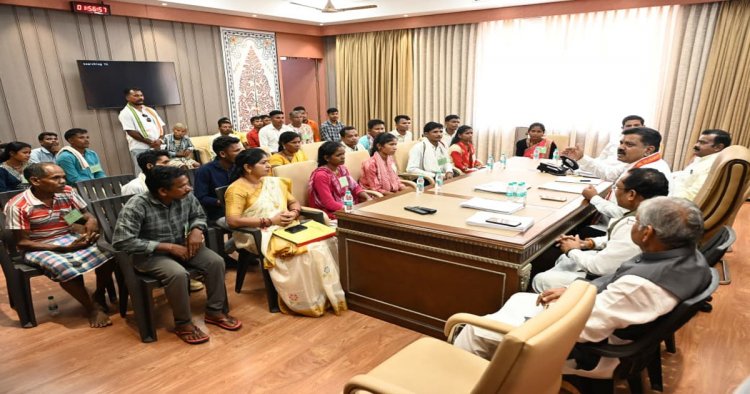 उप मुख्यमंत्री शर्मा ने नक्सल प्रकरणों की वापसी को लेकर बस्तर के युवाओं से की मुलाकात