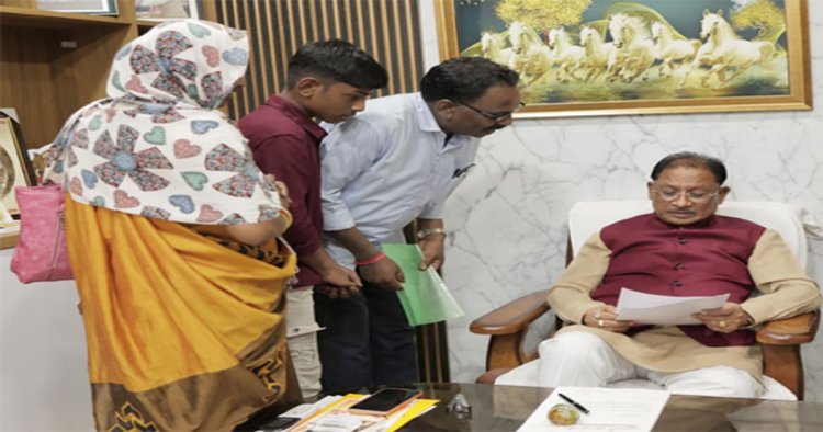 मुख्यमंत्री ने बगिया में जनदर्शन कर सुनी आमजनों की समस्याएं, आवेदनों के त्वरित व गंभीर निराकरण के दिए निर्देश
