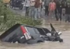 KORBA HEAVY RAIN : उफनते नाले में समाई Scorpio! 3 दोस्तों ने ऐसे बचाई जान