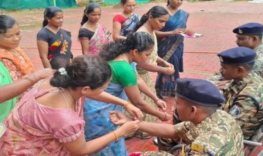 जहां कभी बंदूक थी, वहां बंधा रिश्तों का धागा…बस्तर में राखी ने बदली 'दुश्मनी' की परिभाषा 25 साल नक्सली संगठन में रहीं मीना ने जवानों की कलाई पर बांधी राखी