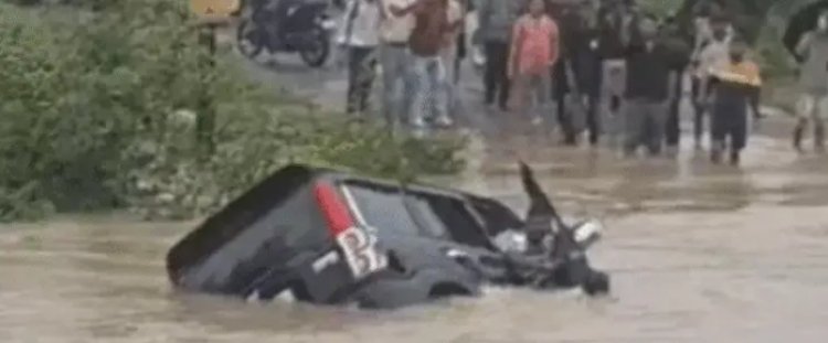 KORBA HEAVY RAIN : उफनते नाले में समाई Scorpio! 3 दोस्तों ने ऐसे बचाई जान