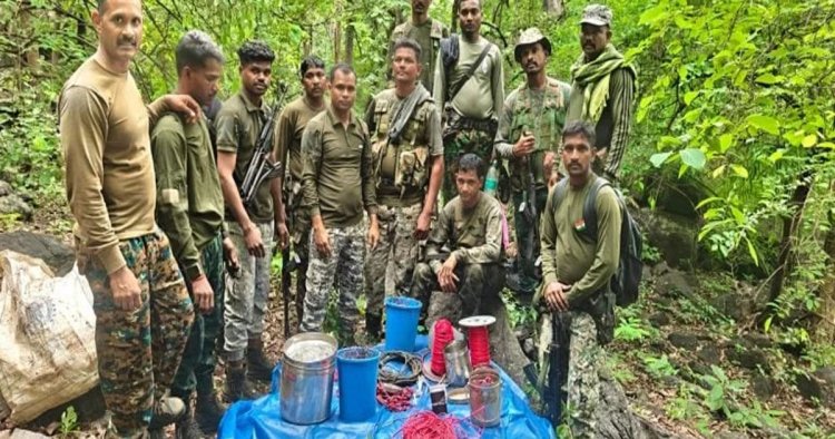 सुरक्षाबलों को सर्चिंग में मिला नक्सल डंप, 2 टिफिन बम सहित भारी मात्रा में विस्फोटक बरामद
